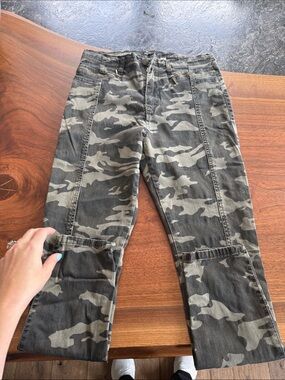 Relaxed Camo Women’s Jeans - Olive Gray